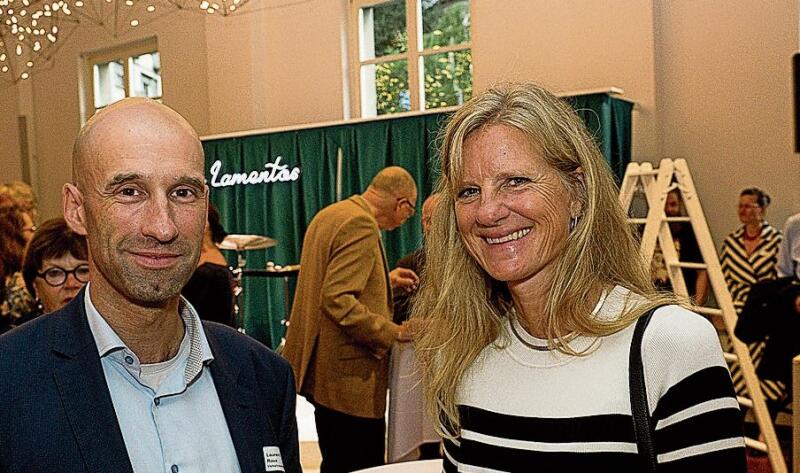 Laurent Roux, CEO Verkehrsbetriebe Luzern AG,
und Andrea Weber-Hansen, Vizedirektorin Hochschule Luzern. Laurent Roux, CEO Verkehrsbetriebe Luzern AG, und Andrea Weber-Hansen, Vizedirektorin Hochschule Luzern.