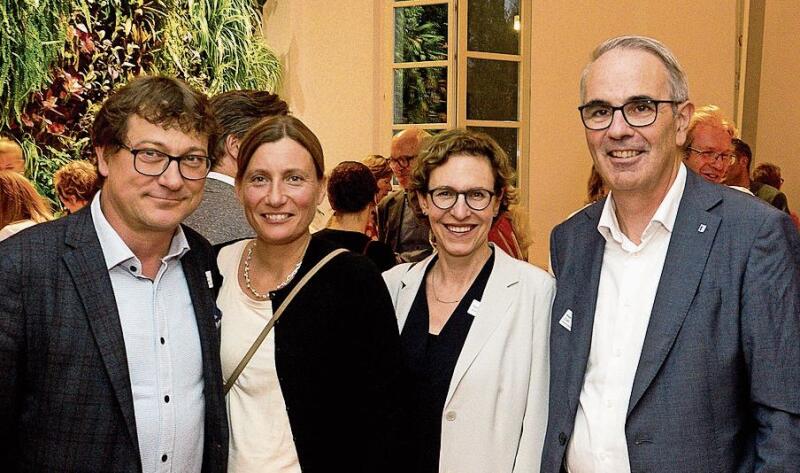 Von links: Marius Fischer, BE Netz AG, Gisela Buob Fischer, Rektorin Kathrin Krammer, Pädagogische Hochschule Luzern, und Stadtpräsident Beat Züsli, Stadt Luzern. Von links: Marius Fischer, BE Netz AG, Gisela Buob Fischer, Rektorin Kathrin Krammer, Pädagogische Hochschule Luzern, und Stadtpräsident Beat Züsli, Stadt Luzern.