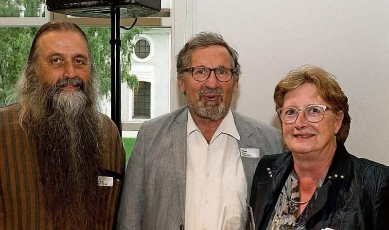 Von links: Urs Häner, Ehrennadelträger, Florian Flohr, Koordinator G-Net,
mit Monika Oeschger Flohr. Von links: Urs Häner, Ehrennadelträger, Florian Flohr, Koordinator G-Net, mit Monika Oeschger Flohr.