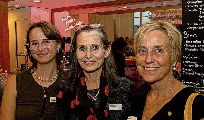 Von links: Xenia Bertschmann, Kirchenratspräsidentin Susanna Bertschmann, Katholische Kirche Stadt Luzern, und Birgitte Snefstrup, Ehrennadelträgerin. Von links: Xenia Bertschmann, Kirchenratspräsidentin Susanna Bertschmann, Katholische Kirche Stadt Luzern, und Birgitte Snefstrup, Ehrennadelträgerin.