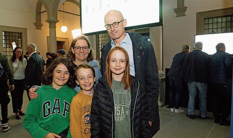 Die Kinder Dario, Livio und Samira mit den Eltern Nicole und Simon Howald, Kantonsrat GLP, haben die Wahlen im Regierungsgebäude live erlebt.