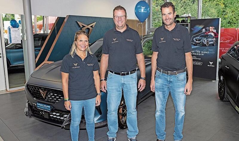 Garage oder Festbeiz? Bei der Garage Blaser in Emmen herrschte schon am Vormittag Volksfeststimmung. V. l.: Isabelle, Dominik und Oliver Blaser hatten alle Hände voll zu tun.