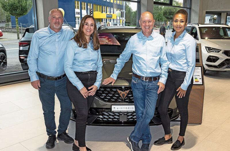 Von links: Patrick Barmettler, Silvia Fischer, Fredy Barmettler und Loveth Aikhionbare von der Nidfeld-Garage in Kriens empfingen erstmals Gäste und Interessierte im neuen, elegant-stimmungsvollen Cupra-Showroom an der Arsenalstrasse.