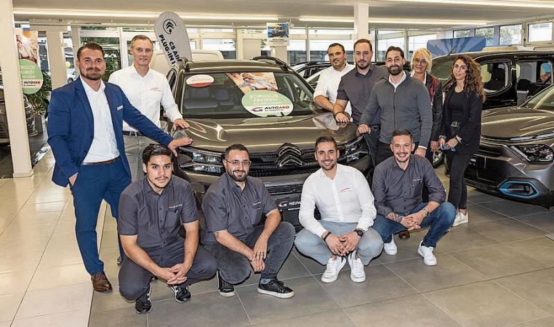 Fast das ganze Team auf dem Foto (von links): Markus, Gjergj, Kürsad, Rocco, Devid, Filialleiter Marco Kohl, Ivan, Gjon, Leonardo, Monika und Mara von der Garage Galliker in Kriens.