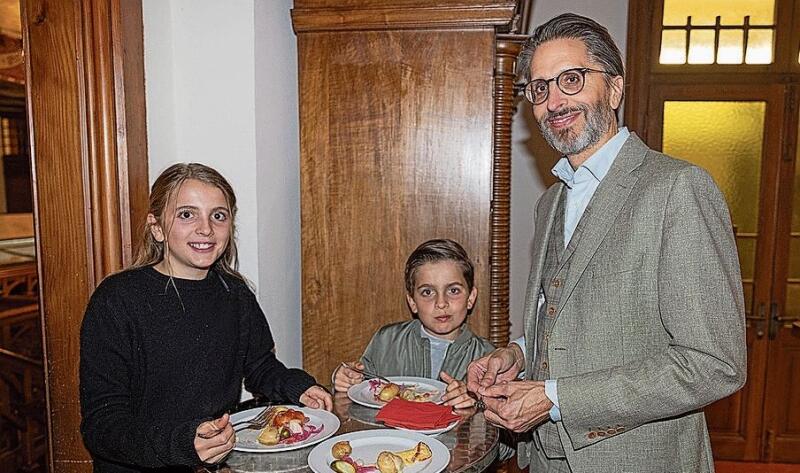 Matthias Neidhart, CEO bei Lombardi Engineering Ltd., Sponsorin der 150-Jahr-Aktivitäten im Gletschergarten, beim «Nachbesichtigungsraclette» mit den Kindern Manon und Ruben.