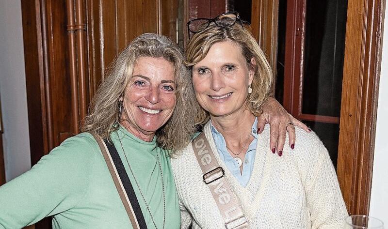Evita Trauffer (links), Ehefrau von GG-Stiftungsrat René Kamer, kam in Begleitung ihrer besten Freundin Gudrun Sowa, Yogalehrerin und Heilpraktikerin.