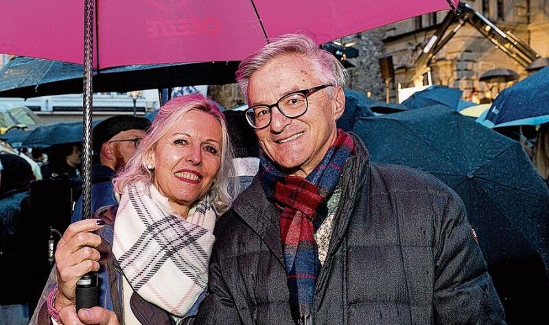 Für Claudia Walker und Othmar Steiner zeigt die Plakette: «Macht, Stärke, Faulheit und den König der Fasnacht!», meinten sie lachend.