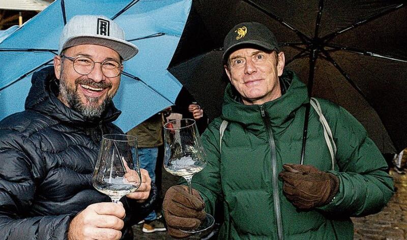 Mäx Kaufmann (links) und Heinz Ranner stiessen mit Vorfreude auf die rüüdigi Fasnacht an.