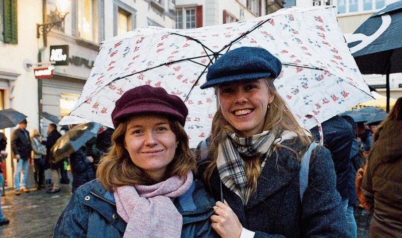 Emma Smida Strandberg aus Schweden (links) wurde von der Lozärnerin Ellen Richters in die Vorfasnacht eingeführt. Emma faszinierten die Löwenmähne der Plakette und der Klang der Guggenmusigen.