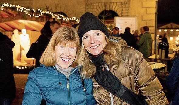 Cornelia Burri (l.) und Christine Herger freuten sich über die schöne Weihnachtsbeleuchtung in Luzern.