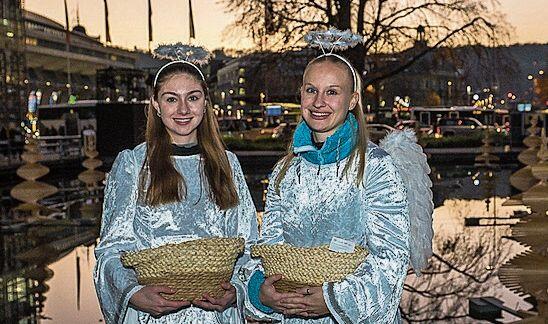 Sarina Troxler (l.) und Kristina Delitte verteilten als Engeli süsse Weihnachtsbäume an die Besucher:innen.