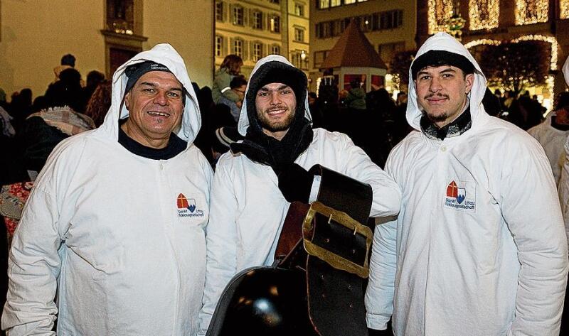 Von links: Von der Sankt-Niklaus-Gesellschaft Littau freuen sich Fredy Hefti, Manuel Haldi und Cedric Hefti auf den 3. Dezember beim grossen Auszug in der Kirche Littau.