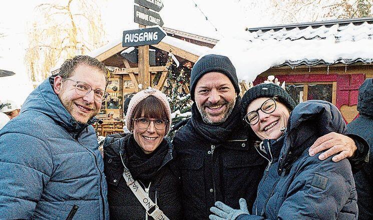 Von links: Fabian und Michèle Schürch sowie Fabian Brenna und Caroline Gerber schauten, ob der «Määrt» in Luzern auch so schön ist wie in Basel. Das Fazit: «Wunderschön!»