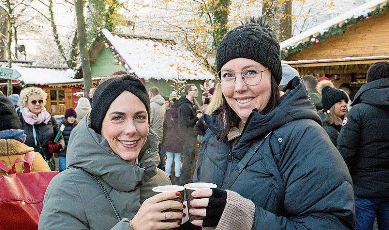 Sharon Asfaldo (links) und Corine Fassbind fanden: Zum wohlig warmen Glühwein braucht’s ab und zu einen Schluck Wasser!