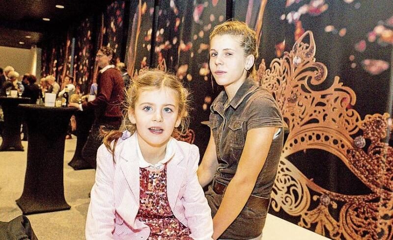 Salomé (l.), jüngste Zuschauerin, und Olivia Kühne sahen vor kurzem in Wien das Musical «Rock Me Amadeus» und wollten das Take-That-Musical in Emmen sehen.