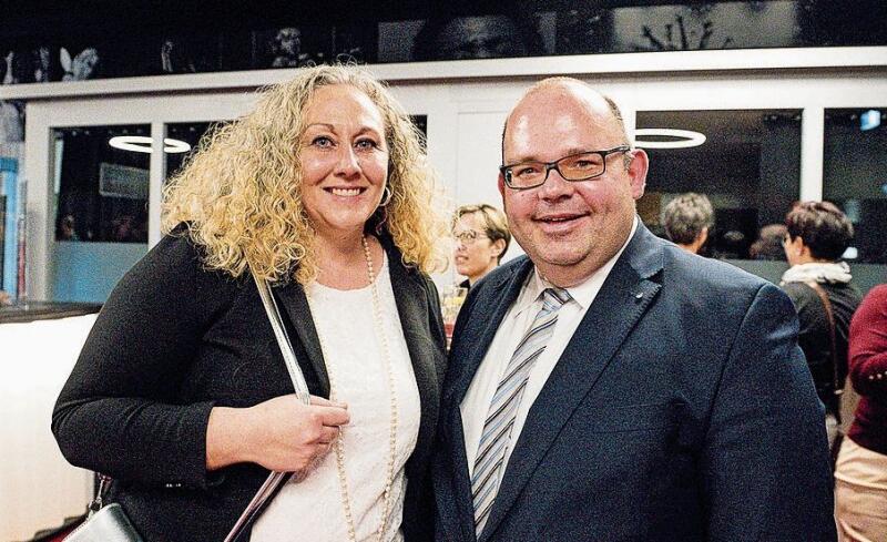 Nanette Müller und Regierungsrat Armin Hartmann. Für Armin hatte die Aufführung einen fulminanten Start, gut aufgebaute Stimmung, und er freute sich auf das Lied «Back for good».