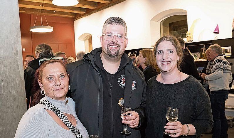 Von links: Amelia Peinado, Kinderfahnen Pfistergasse Lozärn, Sandro Brunner, Präsident Schügumugger Ämme mit einem Grend in der Ausstellung, und Claudia Dillier, Vorstand Vereinigte, Chendermonschter und Grendebasteln und bei den Glatzestrählern Lozärn.