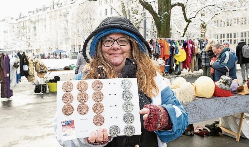 Plakettenverkäuferin Claudia Bossard verkaufte letztes Jahr am meisten Plaketten während der Fasnachtszeit in Luzern.