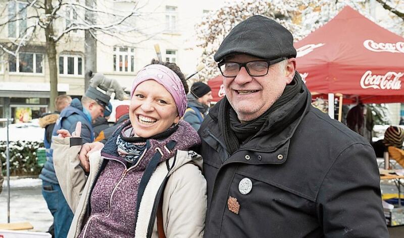 Lara Wetzel und Beat Niederberger. Lara suchte einen Hut in der richtigen Grösse, so wie er im Hintergrund sichtbar ist.