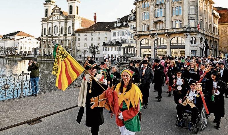 In diesem Jahr war «Gisela & Ruedi» etwas kürzer, dafür ging dem Hauptakt noch ein Umzug voraus.