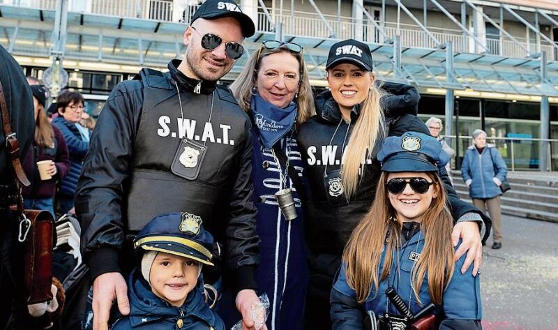 Für die Fasnacht im Quartier sind sie zu begeistern (von links): Zaim Shabanaj, Uschi Fraschina, Jennifer Shabanaj mit den Kindern Luan und Ariana.