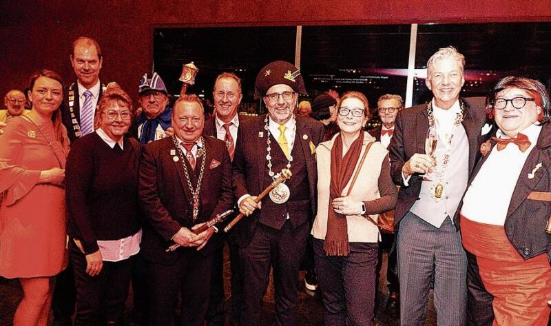 Die «Köfferli-Fasnächtler» des Luzerner Fasnachtskomitees LFK mit Forz (rechts).