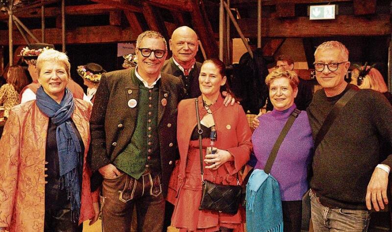 Sponsoren der Guugger-Gala (von links): Ursula Salzmann, Ceo Benedetti, Kost + Brechbühl und Ehrenpräsident Die Vereinigte, Stephan Salzmann, Barbara Benedetti, Susi von Burg und Ruedi Schenker, Tonart.