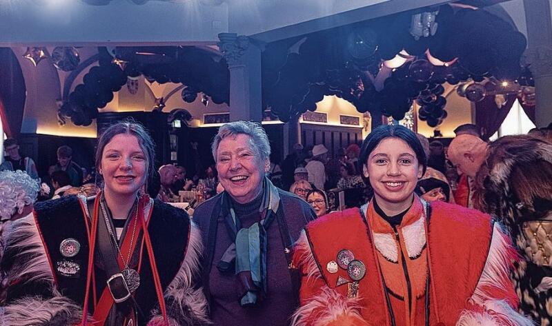 75 Jahre Chatzemusig Lozärn (von links): Valencia Conca, Jungchatz, Miep Wyss, 90-jährig, Shania Kreienbühl, Jungchatz. Lächelnd meinte sie zu Miep: «Sie erlebte die Gründung der Chatzemusig vor 75 Jahren.»