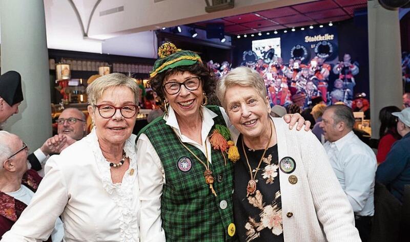 75 Jahre Chatzemusig Lozärn (von links): Anne-Marie Schumacher, Hildi Storrer und Rosmarie Untersee. Als Gönnerinnen sind sie seit 20 Jahren mit der jubilierenden Chatzmusig an der Fasnacht unterwegs.