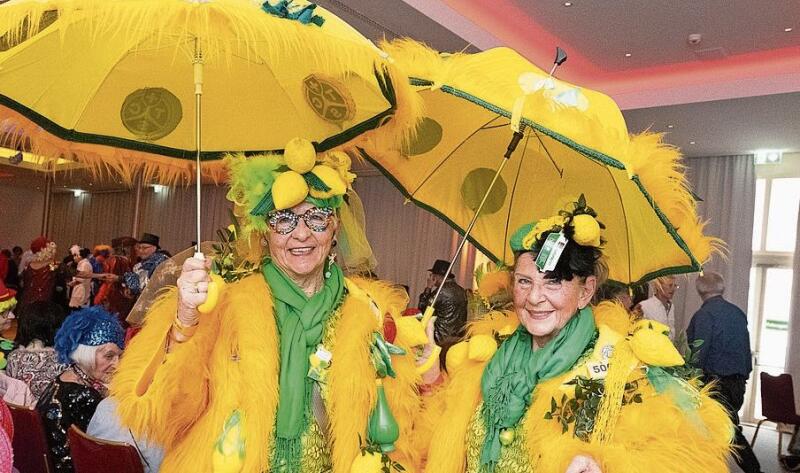 Die Erstplatzierten bei den Gruppen an der Altersfasnacht im Casino Cello & Limon mit Antoinette Caronni (l.) und Erica Schmied. «Das Leben feiern nicht nur an der Fasnacht – das Leben ist cool, und du bist es auch.»