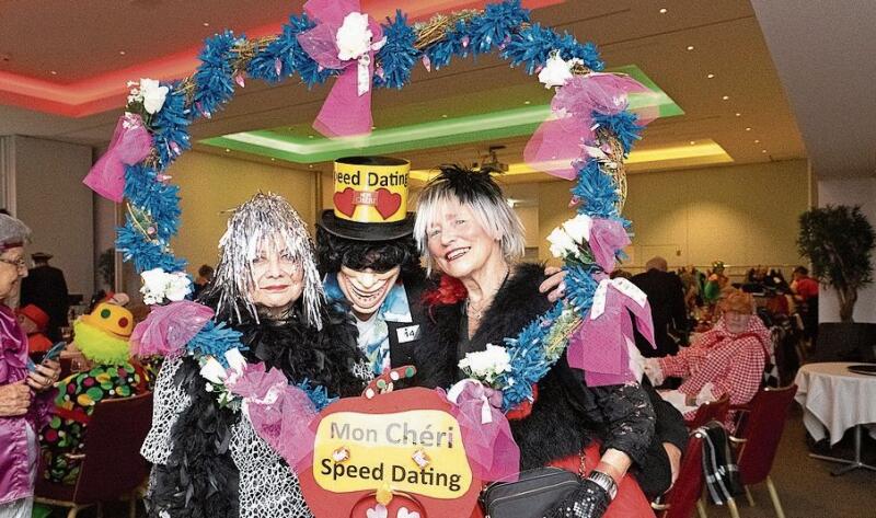 Altersfasnacht im Casino: Marlene Scotzniovsky, Speed-Dating-Kreateur und Gewinner des ersten Preises Einzel, und Heidi Lindenmann. Marlene (l.) und Heidi meinten: «Der Anlass und das Speed-Dating waren ein Erfolg.»