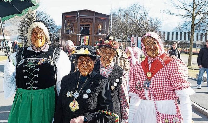 Chilbi im Hühnerstall mit den original Krienser Masken. Sie sind immer an den Umzügen in Luzern und Kriens dabei.