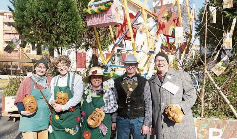 Der Quartierverein Spitzmatt pflanzte 1001 Bäume. Vor lauter Bäumen sieht man das Riesenrad nicht mehr. Von links: Dorothea Jossen, Andi Jossen, Myrta Bucheli, Dionys Gassmann und René Räber, Wagenbauchef.