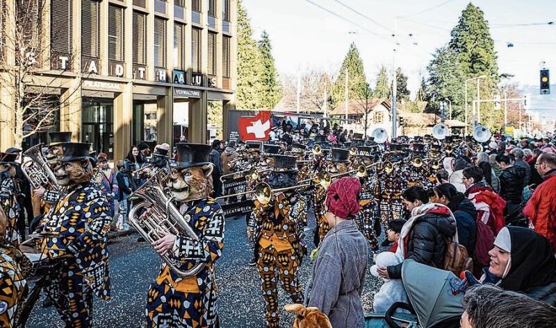 Guuggenmusig Loschtmölch Chriens am Umzug vor dem Stadthaus.