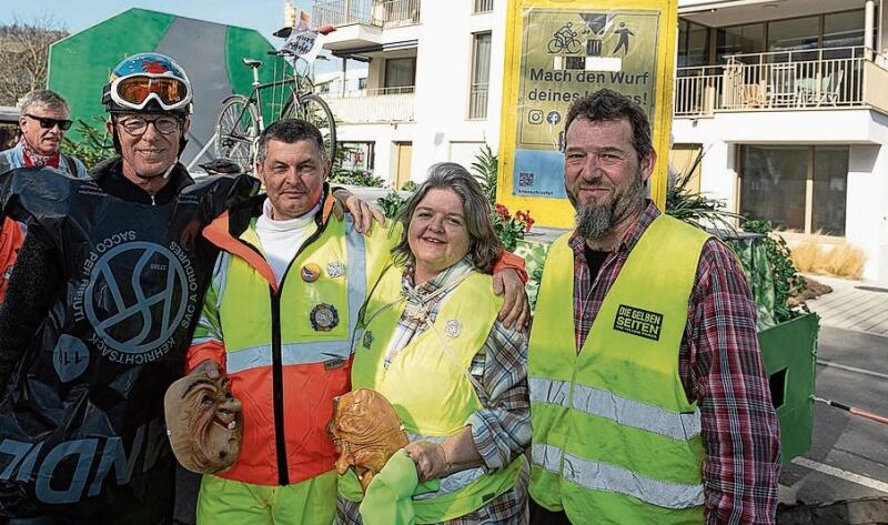 Quartierverein Schattenberg nahm die Aktion der Stadt Kriens mit Wurfkübeln auf die Schippe. Von links: Peter Lindegger, Thomas Rechsteiner, Cyrille Holz und Cello Cavigelli, Wagenbauchef.