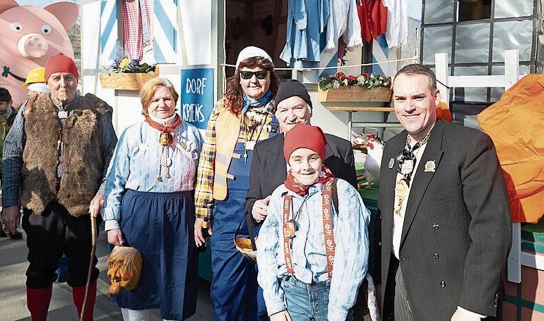 Die Original Krienser Bööggengruppe zeigte, wie sich das Dorf Kriens in die Hochhausstadt Kriens verwandelt. Von links: Alfons Graf, Brigitte Hammoud, Iwan Röthlin, René Zimmermann, Vincent Toggweiler und Marco Frauenknecht, Wagenbauchef.