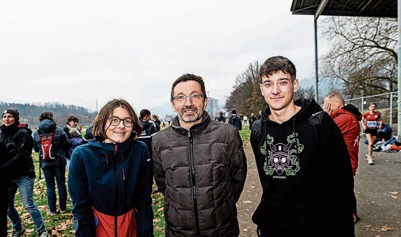 Von links: Leichtathletik Seeland mit Sophie Theiler, U18, Jean-François Thalmann, Trainer, und Damian Maurer, U20. Damian wollte möglichst einen Platz auf dem Podest erreichen.