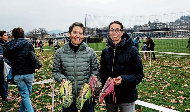 Veronique Vallet (l.) und Sandra Perchaud sind aus der Genfersee-Region angereist und bleiben wie jedes Jahr mit den Kindern über das Weekend in Luzern.