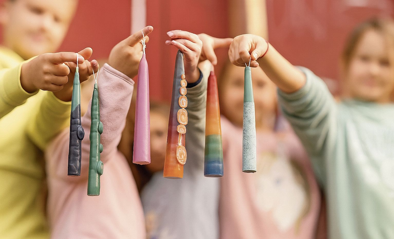 Stolz präsentieren die Kinder ihre selbst gezogenen Kerzen.Foto: Romi Schmid 