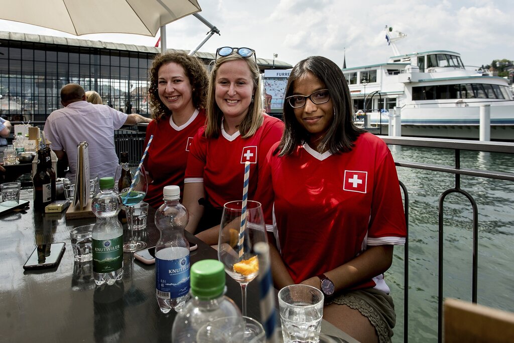Sind vom Camping-Weekend am Sarnersee für den Match nach Luzern gereist: Cornelia Ineichen, Vithiya Sivaneswaran und Corinne Graber vom Unihockey TV Schötz (v. l.).