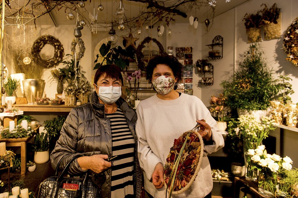 Anstatt eines Kranzes mit Kerzen hat Vera Schaberl (links) einen Traumfänger im Blumengeschäft Haag Floristik bei Barbara Haag gekauft.