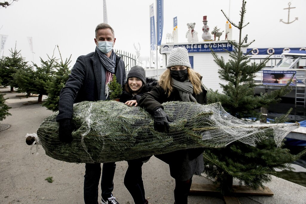 Für Christian Suppan, Nelia Hoffschlag (Mitte) und Isabel Garcia ist es Tradition und heimelig, einen geschmückten Baum zu haben.
