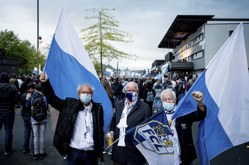 Paul Winiker, Regierungsrat Kanton Luzern, Walter Stierli, Ehrenpräsident FC Luzern und Kudi Müller, ehemaliger Spieler und Trainer FCL, freuen sich über den Cupsieg (v.l.n.r).
