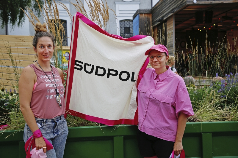 Vanessa Gerotto und Magdalena Drozd (v. l.) vom Südpol haben sogar ihre eigene Flagge.