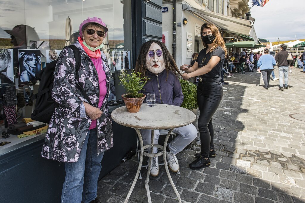 Lustig fand Marie-Therese Eggermann (l.), dass John Lennon (Oli Emmenegger, Guuggenmusig Altstadtkanonen) von Alexandra Baptista (Coiffeur Hugo Graf) einen neuen Haarschnitt bekam. Er ging auf eine Stadtführung mit der Schnäggebörger-Guuggenmusig.