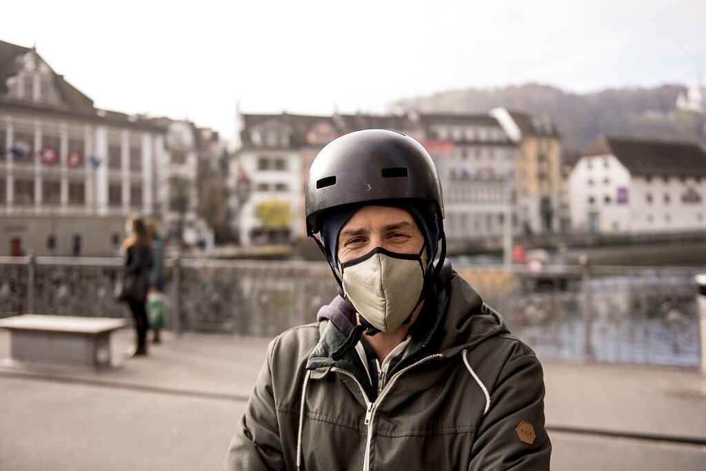 Philipe Burrell freute sich, als er von der Fachhochschule Nordwestschweiz eine Maske geschenkt bekommen hatte.