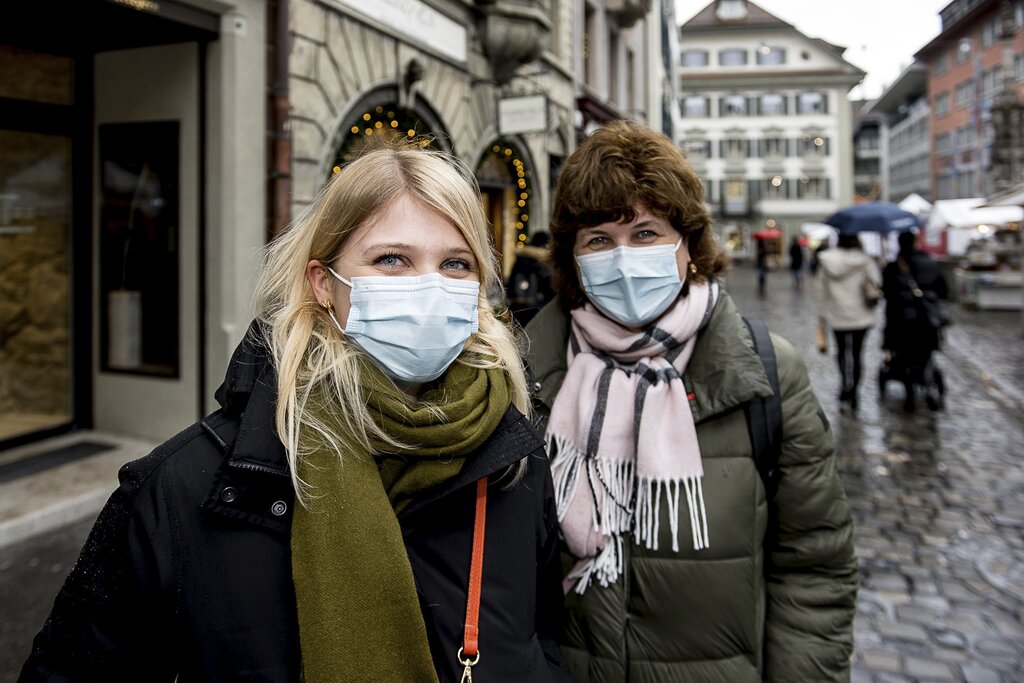 Ob der Wunsch, weisse Weihnachten im Toggenburg zu geniessen, für Laura (links) und Barbara Billinger in Erfüllung geht, wird sich bald zeigen.