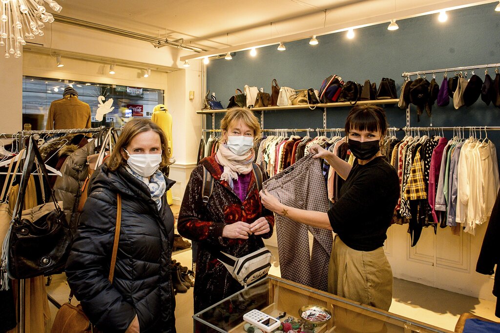 Evelin Pfeifer (l.) und Petra Sauter (M.) finden «The Secondhand» eine gute Idee. Simone Blank zeigt den beiden Damen eine Hose, die dann auch gekauft wird.