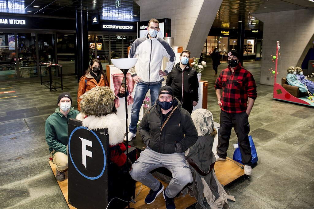 Von den Födlitätschern Lozärn transportierten Ramon Wicki, Nicole Loretini, Roli Bitzi, Jassin Tschui, Raffi Fischler, Janik Bayer und Daniel Krummenacher (v. l.) ihr Sujet in den Bahnhof.