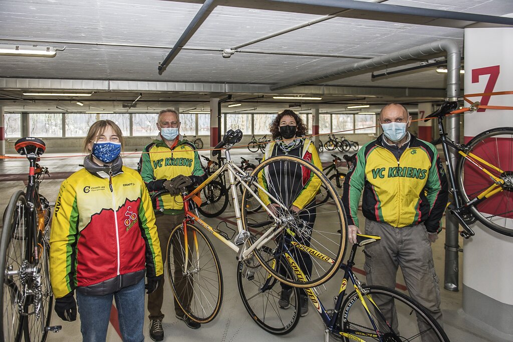 Haben die Velobörse organisiert: Peter Christen (2. v. l.), Vizepräsident, Zoe Christen (l.), Xenia Circelli (2. v. r.), Sekretariat, und Dieter Portmann (r.).